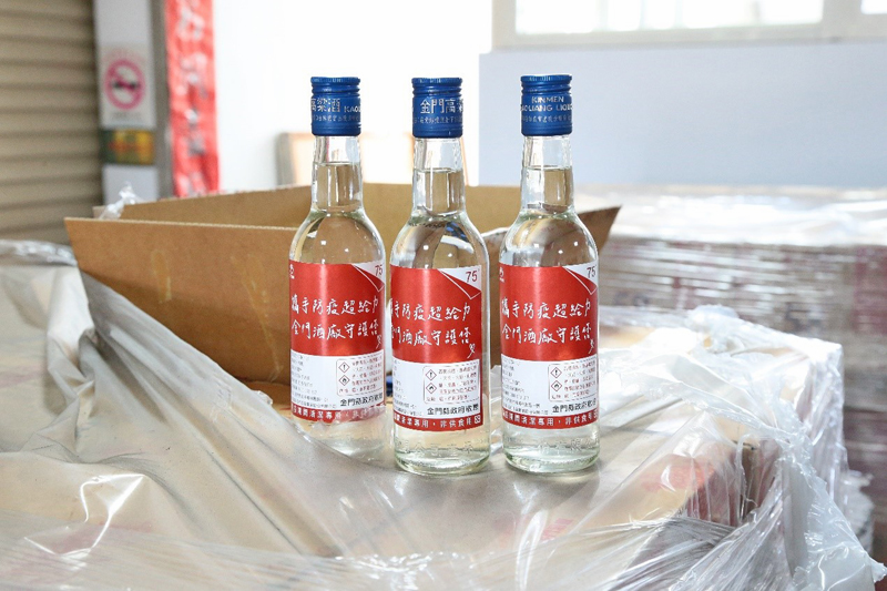 金酒公司防疫酒精灌裝及防疫酒精瓶裝及封箱作業。(金酒提供)
