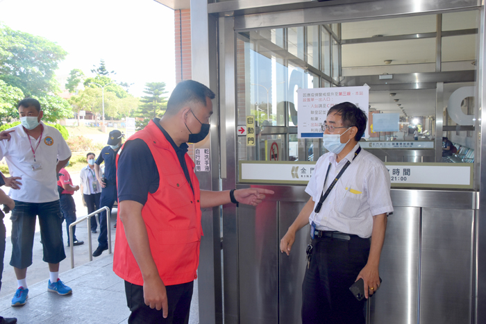 金門機場快篩站昨遭強制拆除，縣長楊鎮浯強烈表達不滿。（翁維智攝）