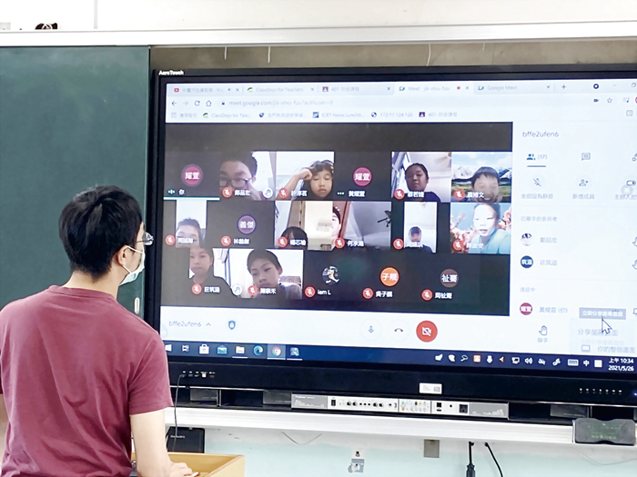 寧中小國小部學生順利進行「停課不停學.線上課程2.0」的遠距教學。(李金鎗攝)