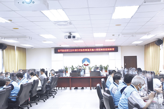 面對警戒不斷升級的疫情,縣長楊鎮浯昨在主持金門縣政府110年第5次縣務會議及擴大暨鄉鎮業務協調會報中說,防疫雖說是當前全國各縣市施政的重中之重,但相關縣政還是要推動。
(翁維智攝)