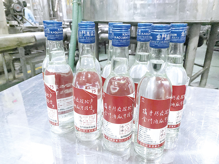 縣府表示,今(30)日起民眾抵達金門尚義機場,自願快篩受檢者可獲贈金酒自製防疫酒精一瓶。(本報資料照片/翁維智攝)