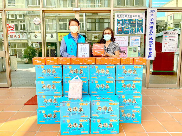天仁茗茶致贈金湖鎮公所防疫物資。（金湖鎮公所提供）