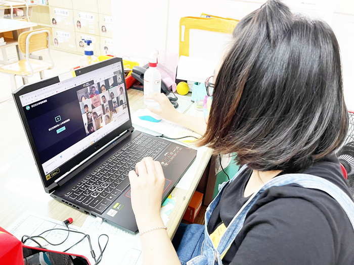 金鼎國小配合「停課不停學」,建構了「疫起~一起學」的機制,讓學生在停課期間學習不間斷。(李金鎗攝)