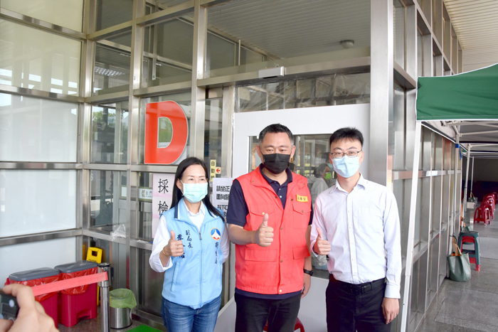 縣長楊鎮浯昨日上午赴機場了解整個快篩站的運作流程，為工作人員加油打氣。（李金鎗攝）