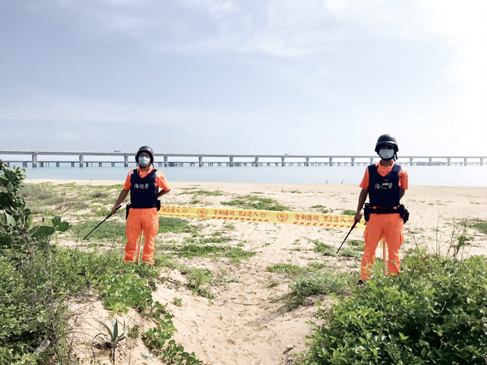第九岸巡隊10日上午在烈嶼鄉金烈大橋右側岸際發現3枚未爆彈。（岸巡隊提供）