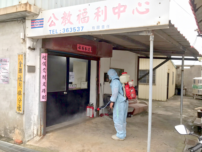 烈嶼鄉公所面對國內嚴峻的新冠肺炎疫情，清潔隊持續加強轄區的防疫消毒作業，圖為進行便利商店和賣場環境的消毒。（許加泰攝）