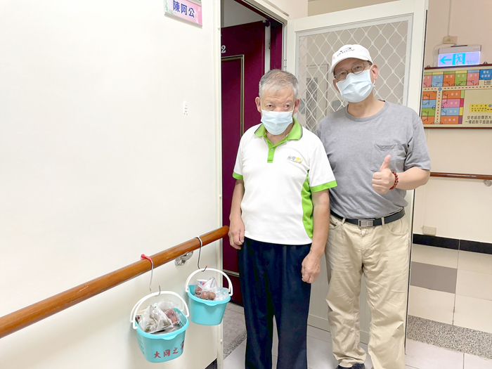 大同之家在住戶房門外設置物籃,希望藉此減少直接面對面接觸的機會。
(大同之家提供)
