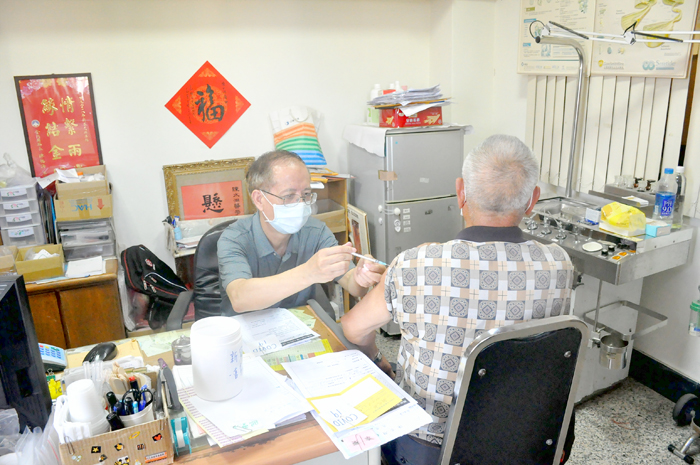 陳水湖診所昨AZ疫苗開打情形。
(楊水詠攝)