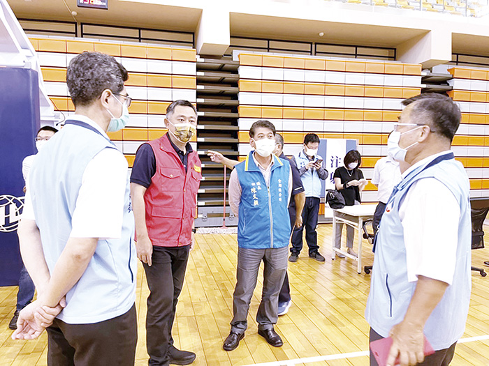 縣長楊鎮浯等人視察金湖體育館疫苗施打作業整備情形。（陳冠霖攝）