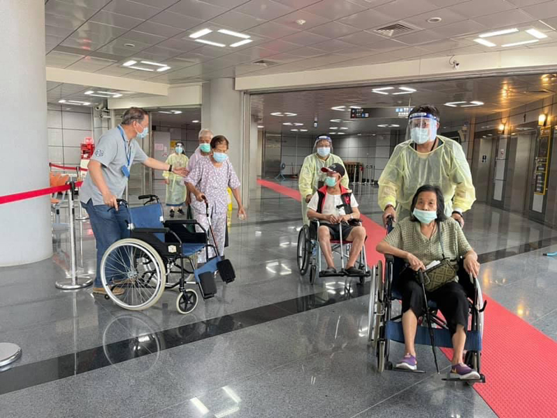 前往大型接種站接受疫苗施打的長者們,在工作人員引導下順利完成接種,效率一級棒。(縣府提供)
