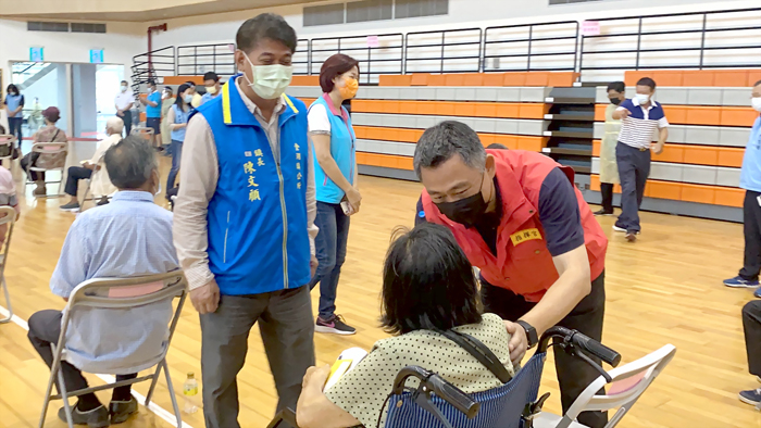 縣長楊鎮浯前往金湖體育館接種站,由金湖鎮長陳文顧陪同瞭解長輩們疫苗接種及接種後的情形。(縣府提供)
