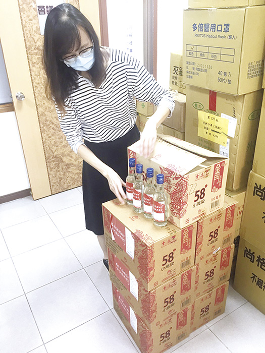 縣府持續關心旅臺鄉親防疫問題，除捐贈金門酒廠生產的75度300毫升防疫酒精給雙北和桃園等縣市政府，也配給同鄉會供防疫期間清消使用。（縣府社會處提供）