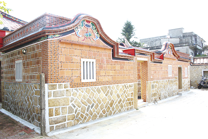 金門縣政府辦理維護傳統建築風貌獎助及編列預算,接受民眾申請傳統閩南式如一落四櫸頭、二落大厝、三蓋廊等依原樣修復具成果,永續保留閩南傳統建築文化資產。(圖摘自建設處網站)