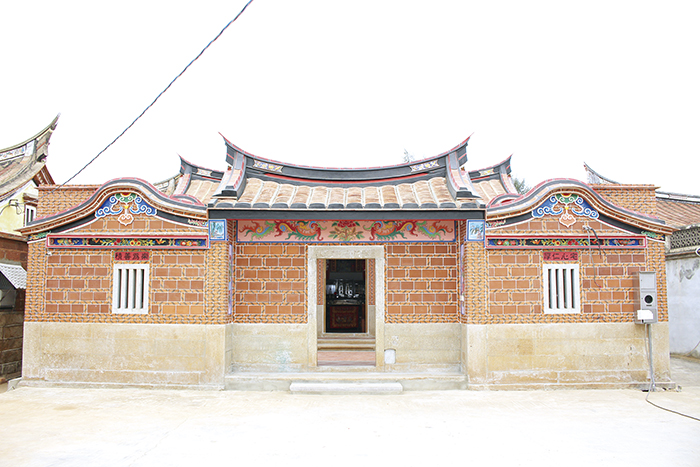 金門縣政府辦理維護傳統建築風貌獎助及編列預算,接受民眾申請傳統閩南式如一落四櫸頭、二落大厝、三蓋廊等依原樣修復具成果,永續保留閩南傳統建築文化資產。(圖摘自建設處網站)