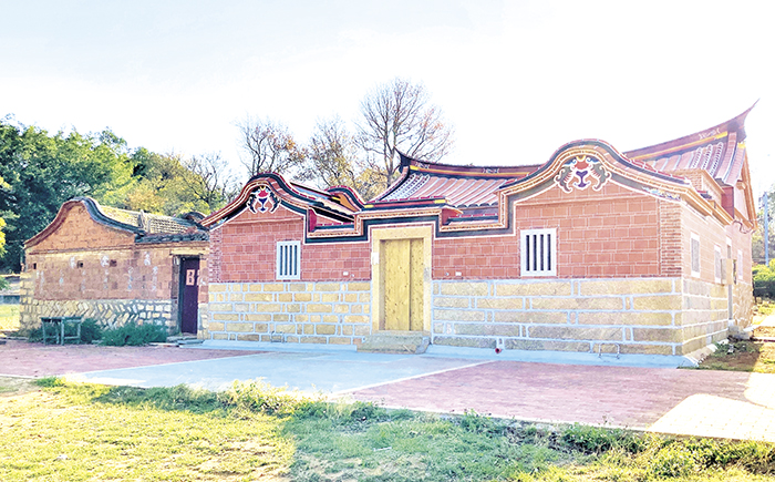 金門縣政府辦理維護傳統建築風貌獎助及編列預算,接受民眾申請傳統閩南式如一落四櫸頭、二落大厝、三蓋廊等依原樣修復具成果,永續保留閩南傳統建築文化資產。(圖摘自建設處網站)
