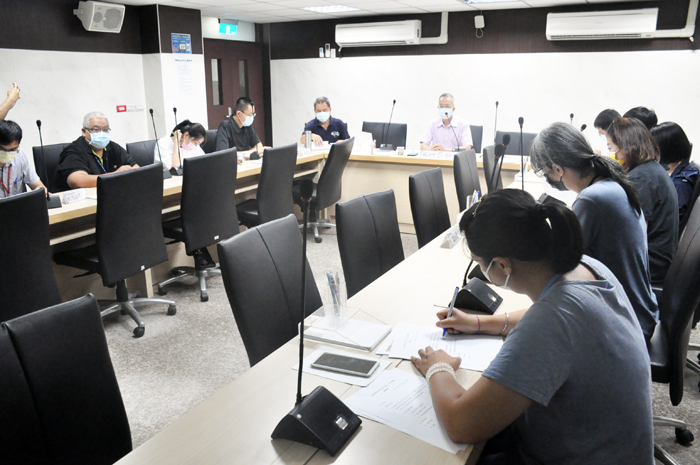 金門縣政府昨召開「老街更新活化工作小組」工作會議,由參議翁自保主持會議。(楊水詠翻攝)