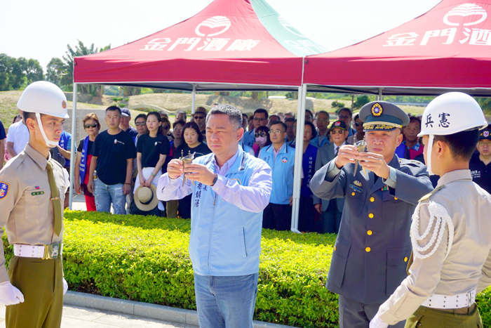 去年胡璉將軍逝世43周年，縣長楊鎮浯率金門軍政各界舉辦追思祭典和緬懷胡璉將軍功在金門。（本報資料照片）