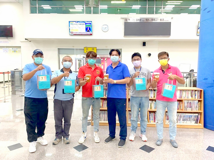 王大夫一條根提供消暑飲品,為港務處邊境防疫人員打氣。(王大夫一條根提供)