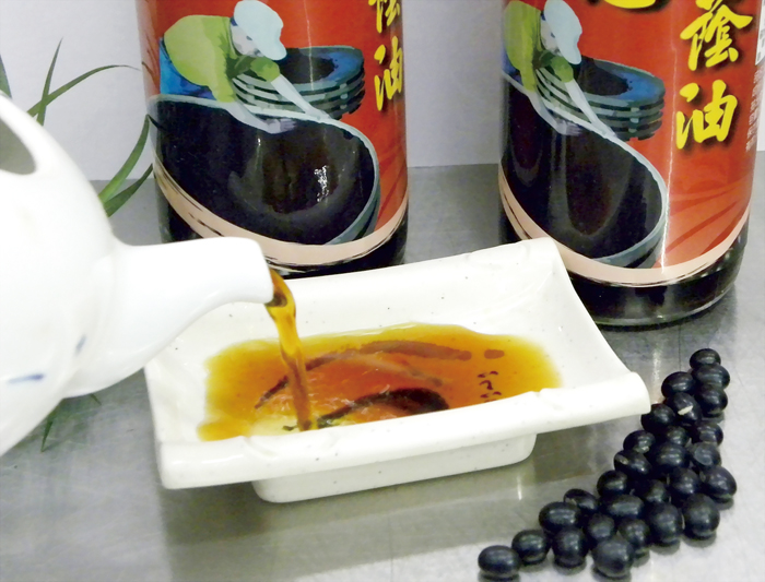 金門大學推出蔭油、蔭豉小魚、豆豉小魚辣椒等產品。(金門大學提供)