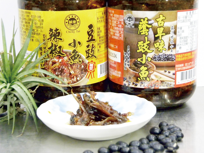 金門大學推出蔭油、蔭豉小魚、豆豉小魚辣椒等產品。（金門大學提供）
