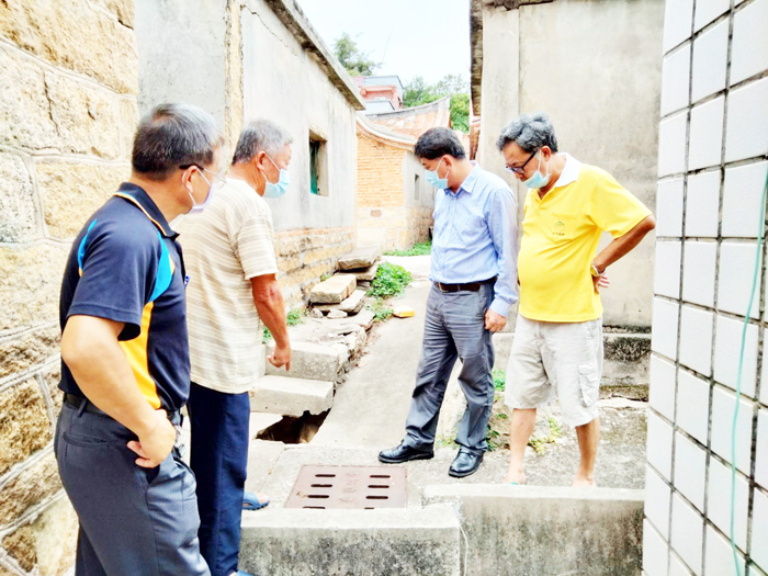 金湖鎮長陳文顧與里長視察地方建設。（金湖鎮公所提供）