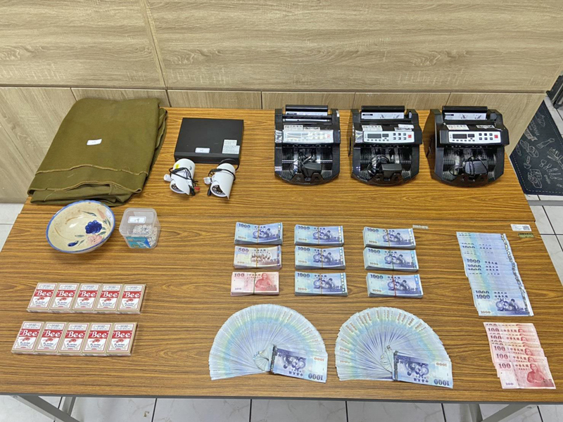 城警查獲賭場16人聚賭,恐挨罰逾百萬!(照片由金城分局提供)