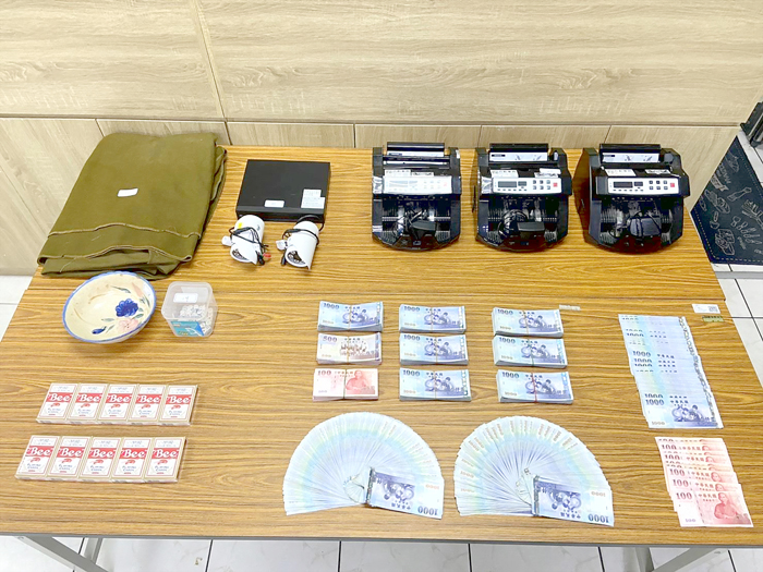城警查獲賭場16人聚賭,恐挨罰逾百萬!(照片由金城分局提供)