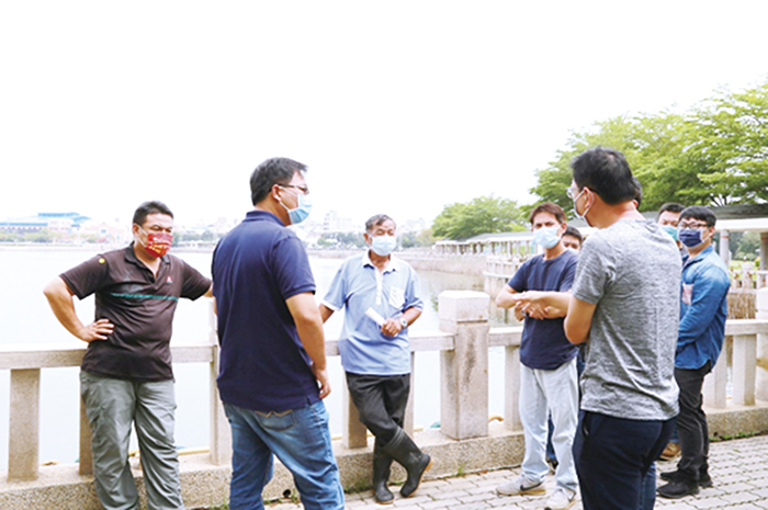 為防止莒光湖夏日過度藻華現象，養工所與縣府工務處、觀光處、金城鎮公所、水試所等單位共商。（養工所提供）