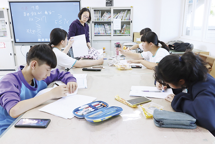 烈嶼國中積極推動課程教學創新，促進學生多元試探與學力提昇。圖為疫情前教學相片。（教育處提供）