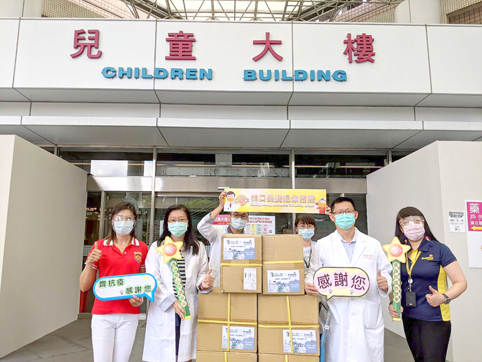 力挺第一線醫護人員，金門在地知名企業王大夫一條根，昨跨海捐助醫護一條根舒緩良品。（金門王大夫一條根提供）