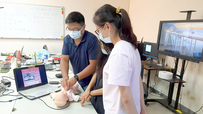 金門大學資訊工程學系團隊開發互動式CPR教學輔具，推廣CPR教學。（金大提供）