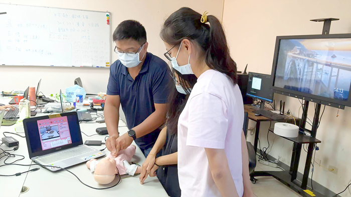 金門大學資訊工程學系團隊開發互動式CPR教學輔具,推廣CPR教學。(金大提供)