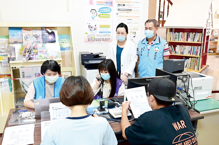 烈嶼鄉長洪若珊、建設處長陳祥麟抵「三創紓困諮詢辦公室」駐點現場，實地了解首日作業情形。（縣府建設處提供）