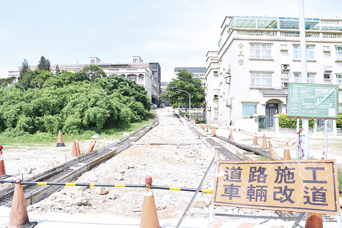 夏墅社區道路改善，金城鎮長李誠智責成施工廠商分段施作，方便社區居民出入。（詹宗翰攝）