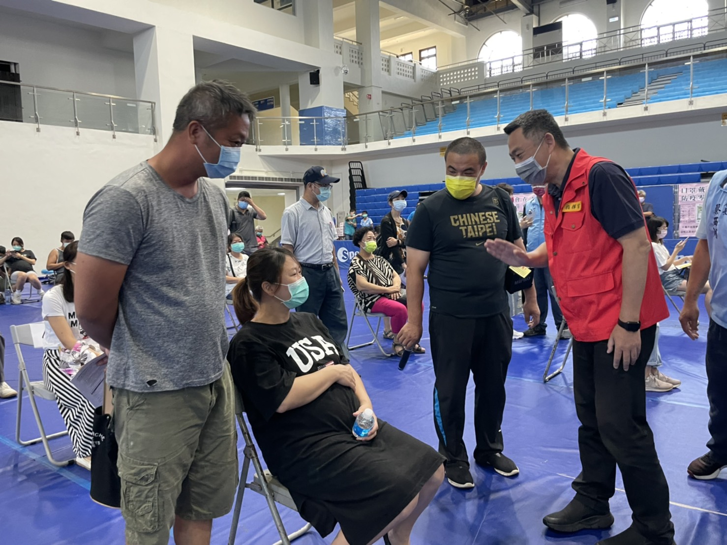 金門縣政府力拚全島疫苗施打率及覆蓋率,今天再次在金城體育館設置莫德納大型接種站,縣長楊鎮浯及金城鎮長李誠智到場關心孕婦施打疫苗情形。(縣府提供)