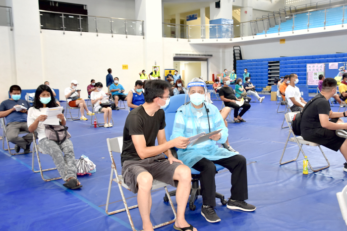 金城體育館大型疫苗接種站為符合接種資格的民眾施打AZ疫苗。（莊煥寧攝）
