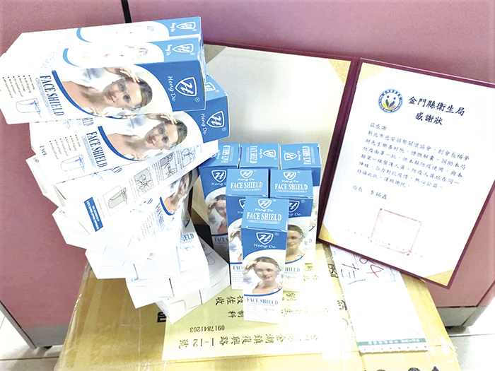 新北市慈安弱勢關懷協會創會會長楊夢財代表捐贈防疫面罩給金門縣衛生局。（楊夢財提供）