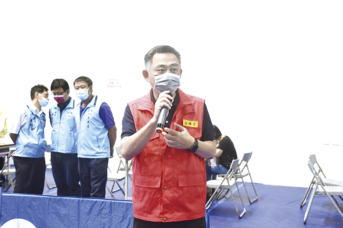 縣長楊鎮浯感謝醫事人員及工作人員的配合，為縣內的防疫覆蓋率而辛勞。（詹宗翰攝）