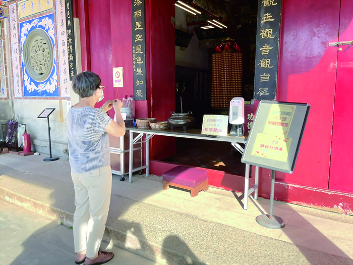 海印寺維持在戶外參拜。（陳冠霖攝）