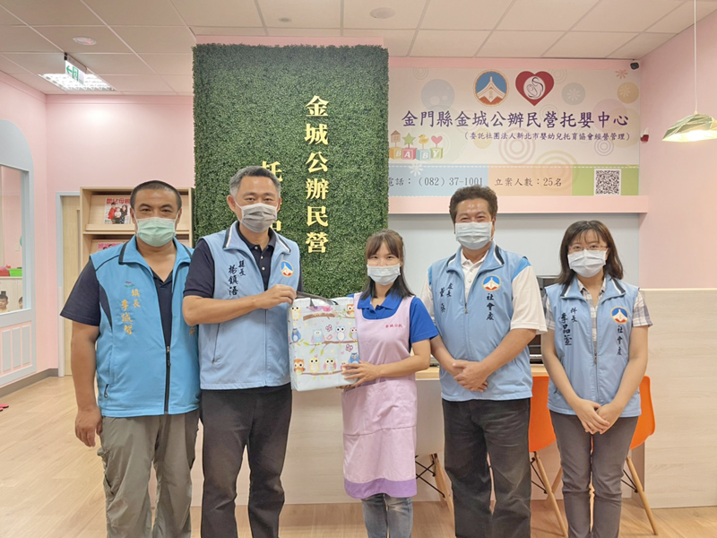 楊鎮浯致贈口罩及防疫酒精給服務單位,慰勞大家的辛勞。(縣府提供)