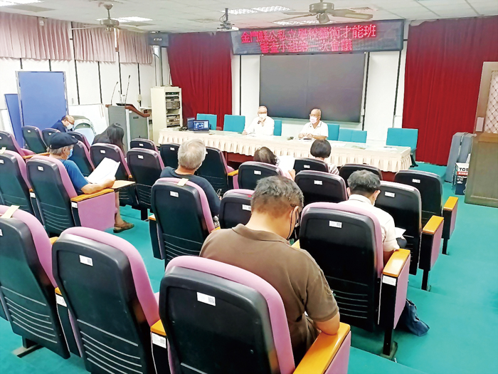 金城國中計畫110學年度申請開辦美術班，於城中視聽教室召開第一屆審議委員會，由教育處長羅德水主持，會中並通過招生簡章。（金城國中提供）