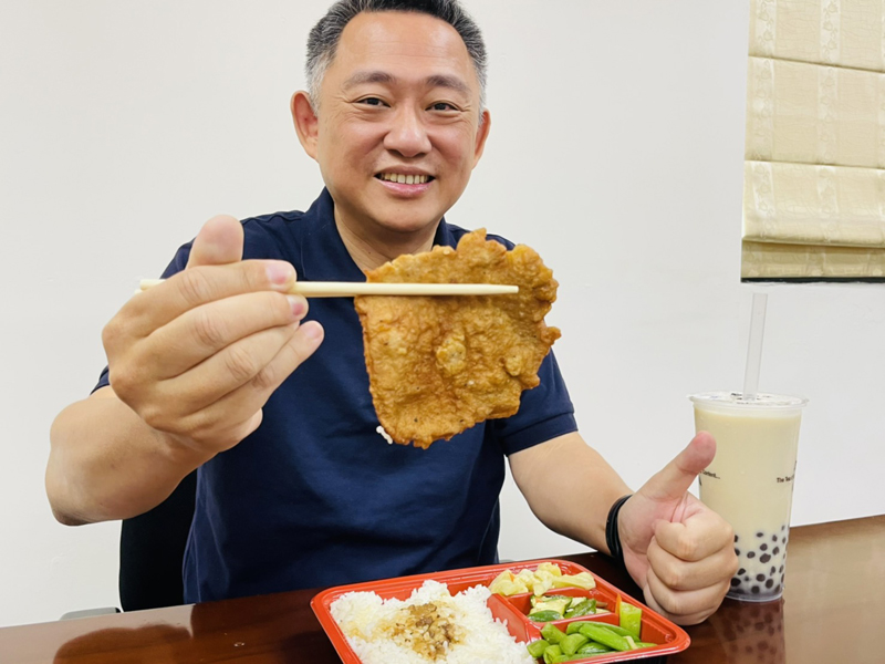 縣府與美食業者用心拚經濟,縣長楊鎮浯鼓勵消費者,在此疫情艱困時期多多外帶美食。(縣府提供)