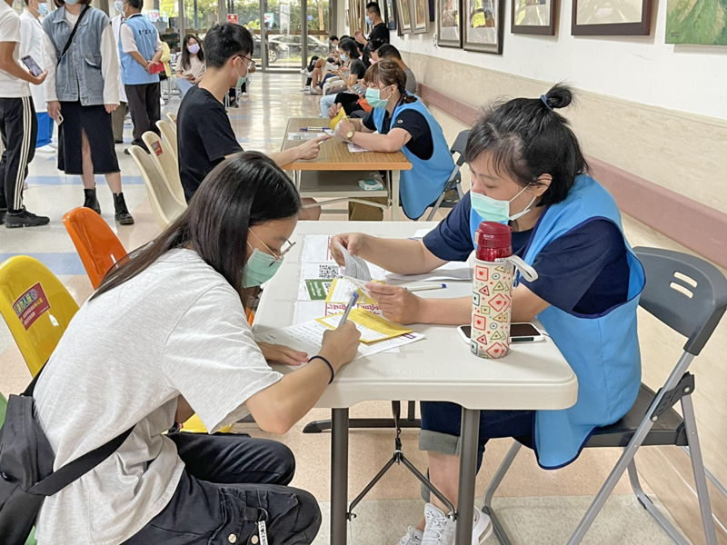 縣府開放18歲以上即將赴台就學的學生可施打AZ疫苗,首日即破千人預約。(陳冠霖攝)