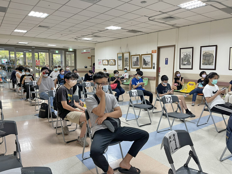 縣府開放18歲以上即將赴台就學的學生可施打AZ疫苗,首日即破千人預約。(陳冠霖攝)