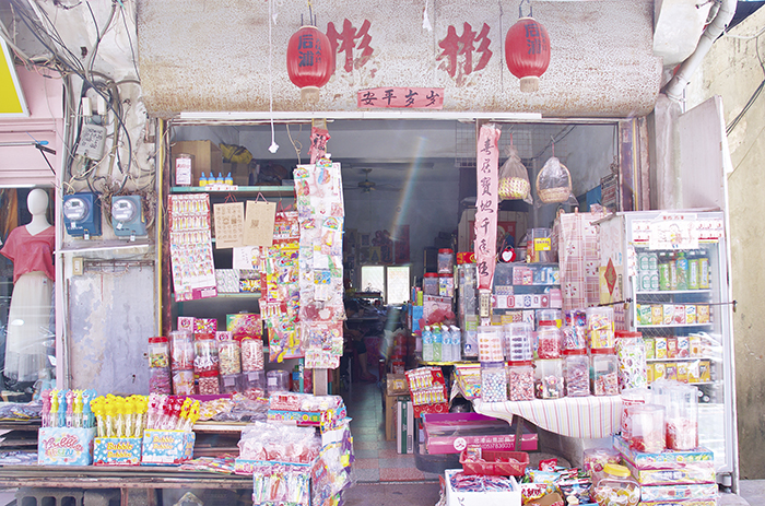 彬彬柑仔店已有超過50年的歷史，店面充滿復古風情，各式能想像到的糖果餅乾、飲料、玩具應有盡有（實習記者陳卓希攝）