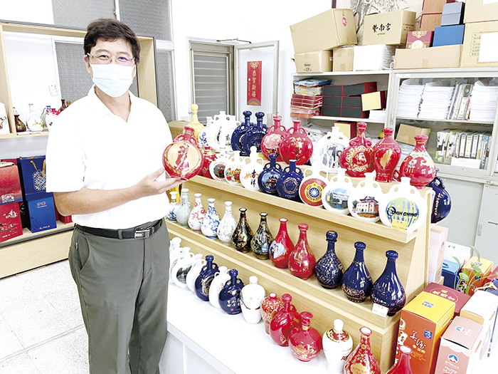 陶瓷廠廠長何桂泉介紹多達200種客製化主題酒款式選擇。(陳冠霖攝)