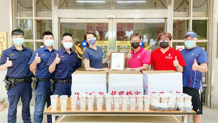 防疫期間，「金牪餐廳」、「廉坤牛肉店」分別捐贈「防疫便當」給金城警分局，「孫東寶牛排館」也捐贈清涼飲料供員警解渴，為波麗士大人加油打氣。
（莊煥寧攝、金城分局提供）
