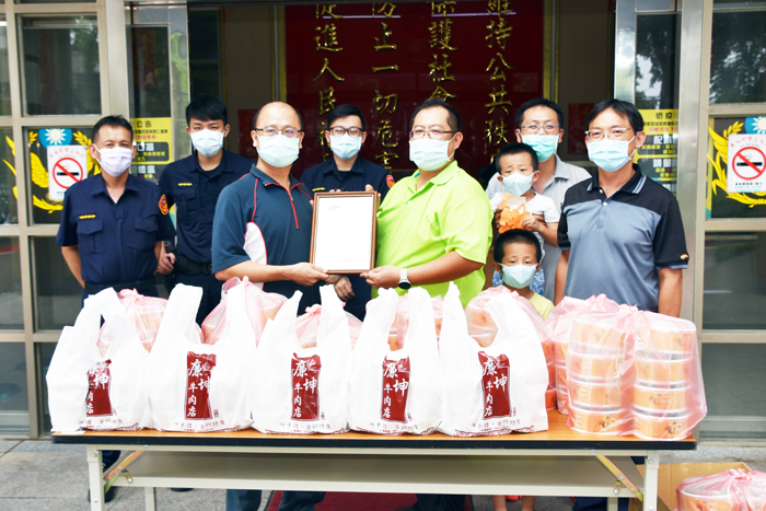 防疫期間，「金牪餐廳」、「廉坤牛肉店」分別捐贈「防疫便當」給金城警分局，「孫東寶牛排館」也捐贈清涼飲料供員警解渴，為波麗士大人加油打氣。
（莊煥寧攝、金城分局提供）