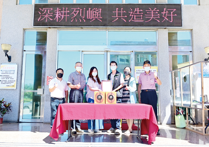 金門縣聯社理事主席楊肅藝率監事主席楊瑞松、理事呂合成一行人，贈烈嶼鄉公所口罩收納袋、咖啡，由鄉長洪若珊代表接受。（許加泰攝）