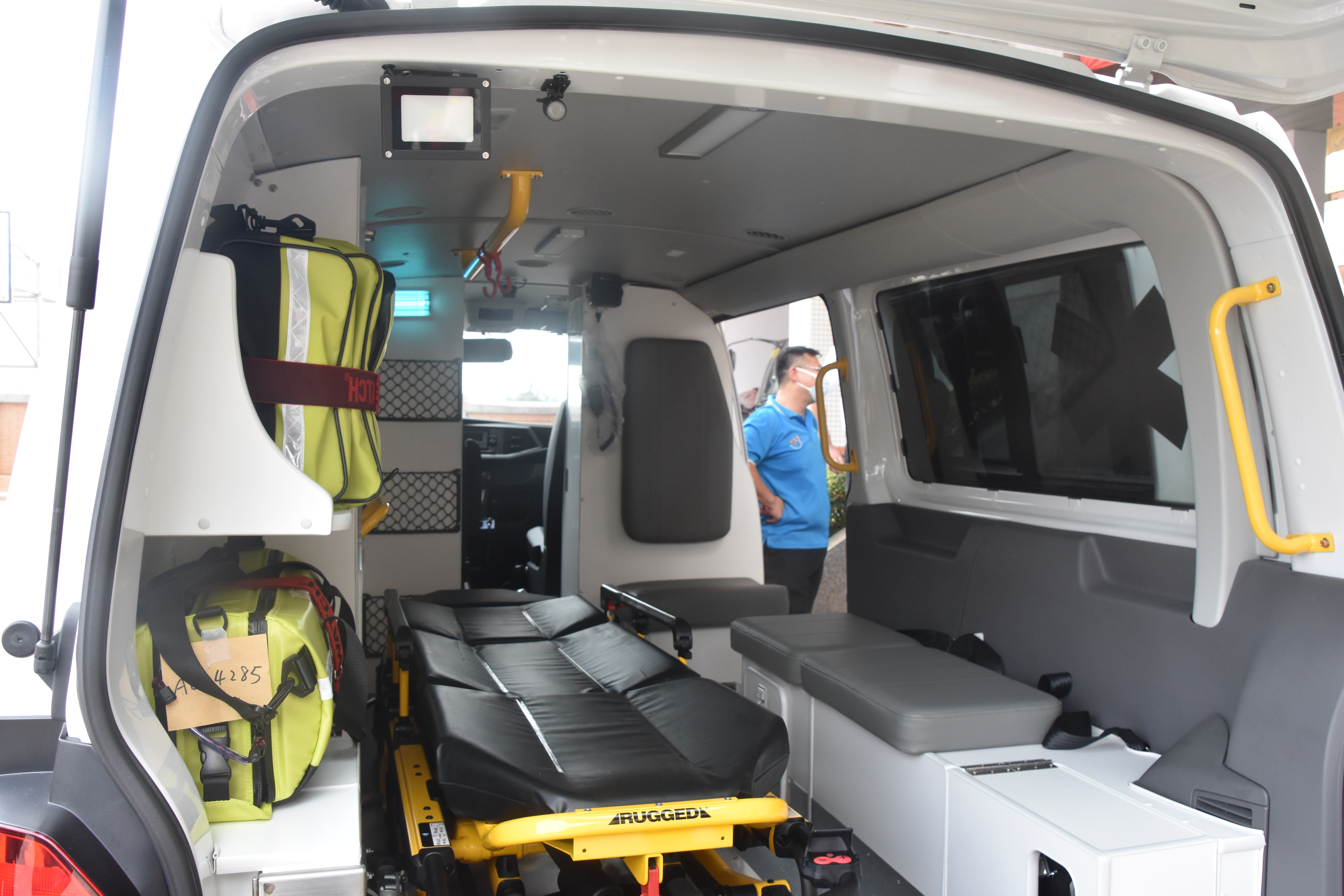 救護車配備電動擔架床、紫外線滅菌燈，讓救護工作更省力、更安全。（詹宗翰攝）